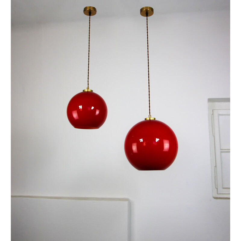 Paar vintage rode glazen hanglampen