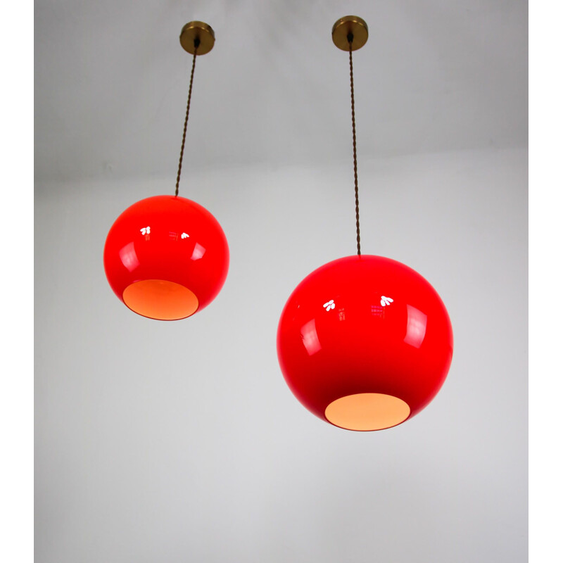 Paar vintage rode glazen hanglampen