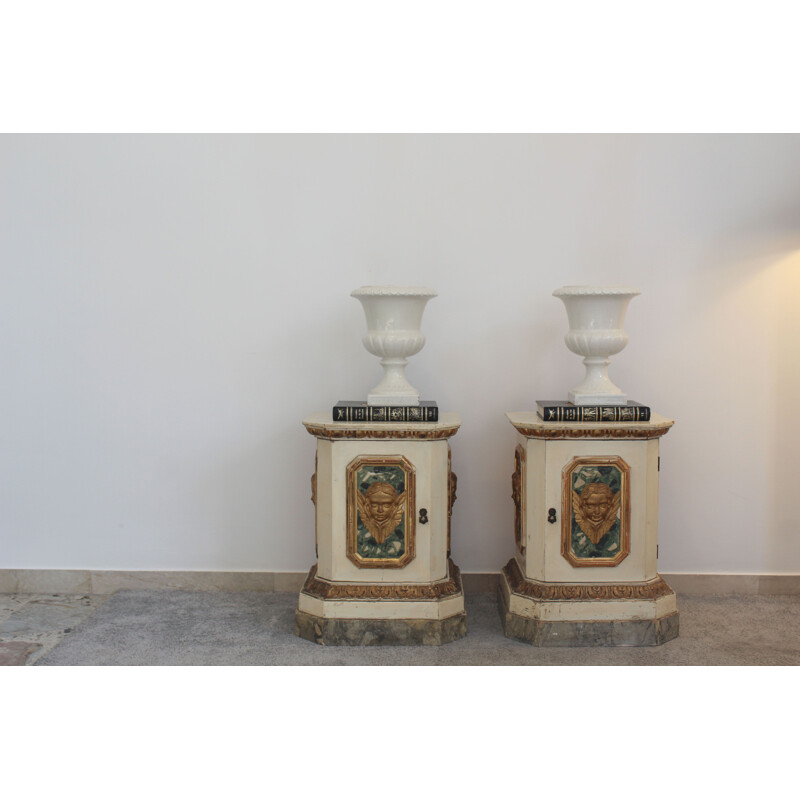 Pareja de jarrones vintage de cerámica lacada blanca de Capuani Este, Italia 1900