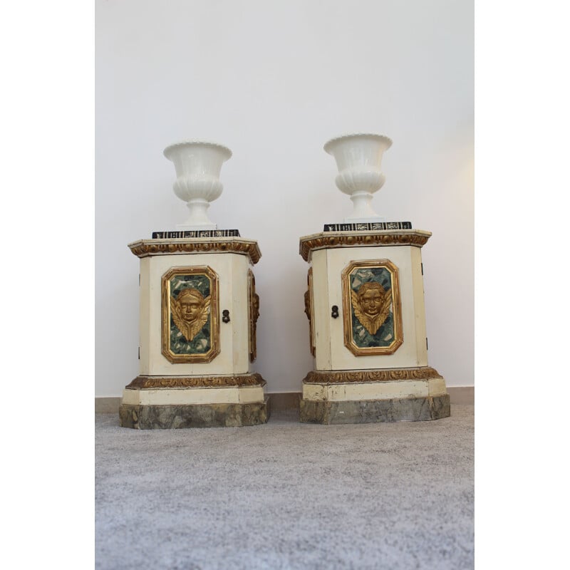 Ein Paar Vintage-Vasen aus weiß lackierter Keramik von Capuani Este, Italien 1900