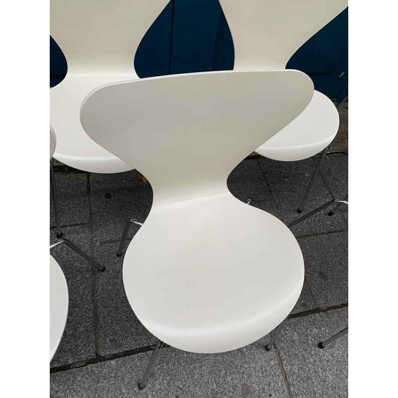 Pair of vintage "Series 7" chairs in white lacquer by Arne Jacobsen for Ffritz Hansen, 1990