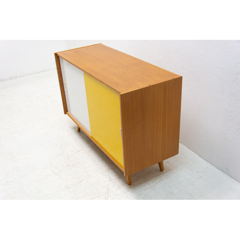 Vintage beukenhouten dressoir "U-452" van Jiří Jiroutek, Tsjechië 1960