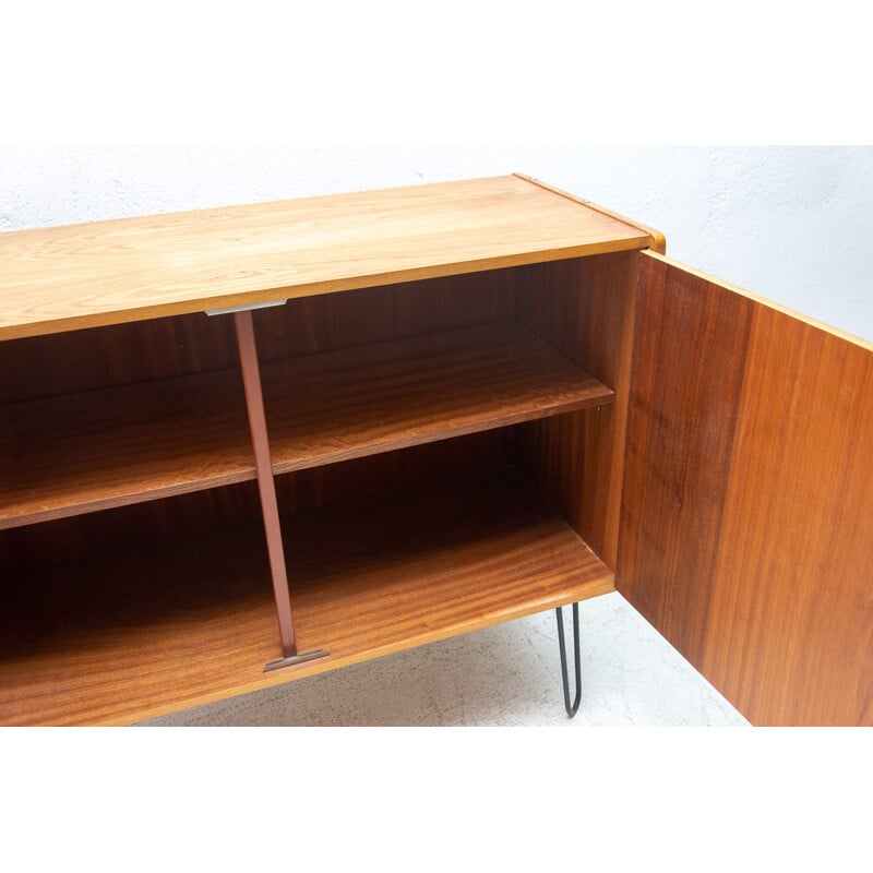 Vintage beukenhouten dressoir "U-450" van Jiří Jiroutek voor Interiér Praha, Tsjechië 1960