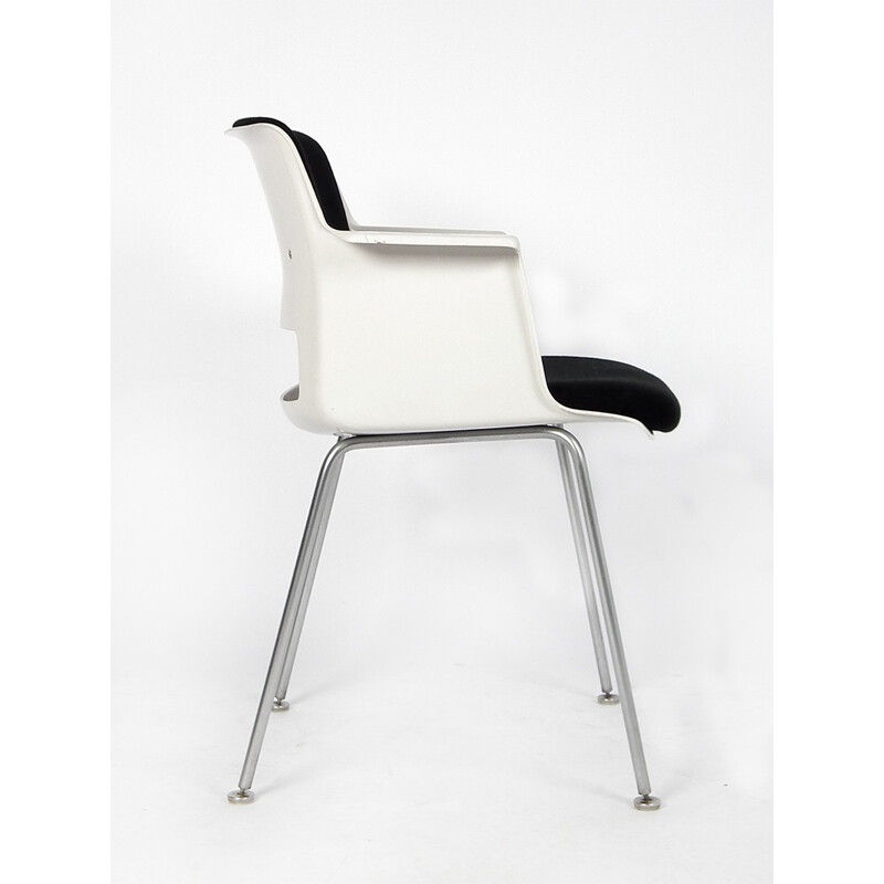 Chaise Gispen en polyester blanc et acier chromé, A. R. CORDEMEYER - 1960