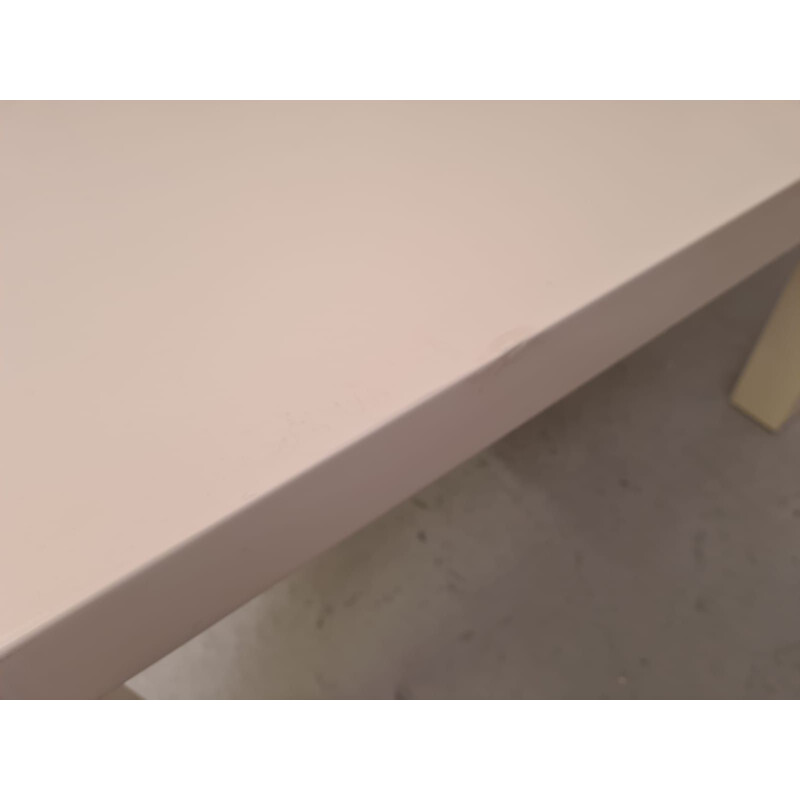 Coppia di tavolini vintage in legno massiccio laccato bianco