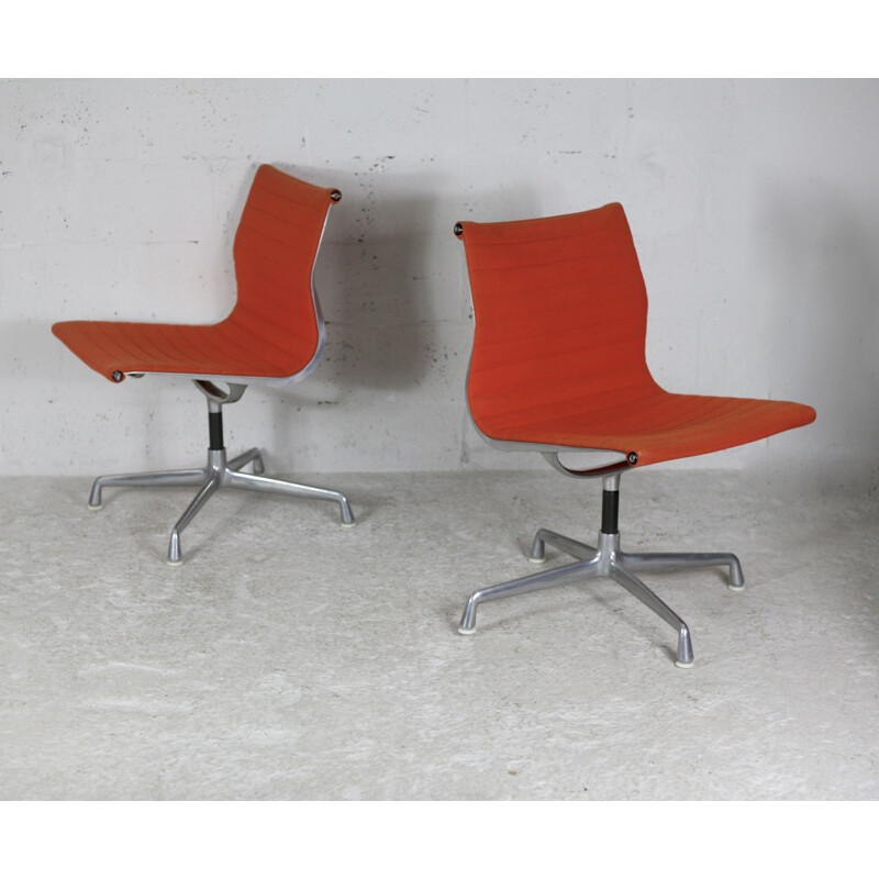 Par de cadeiras giratórias vintage de Charles e Ray Eamese para Herman Miller, 1970