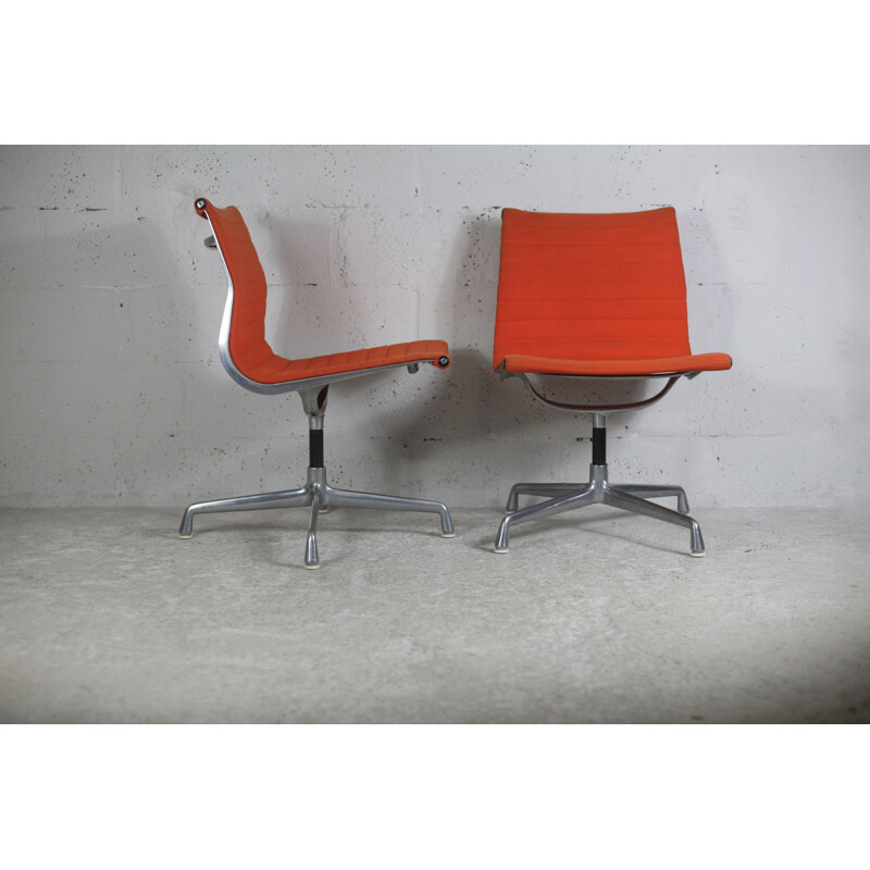 Pair of vintage swivel chairs by Charles and Ray Eamese for Herman Miller, 1970