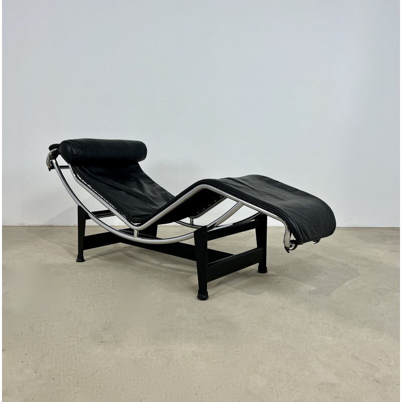 Vintage Lc4 lounge chair in black leather by Le Corbusier for Cassina, 1980