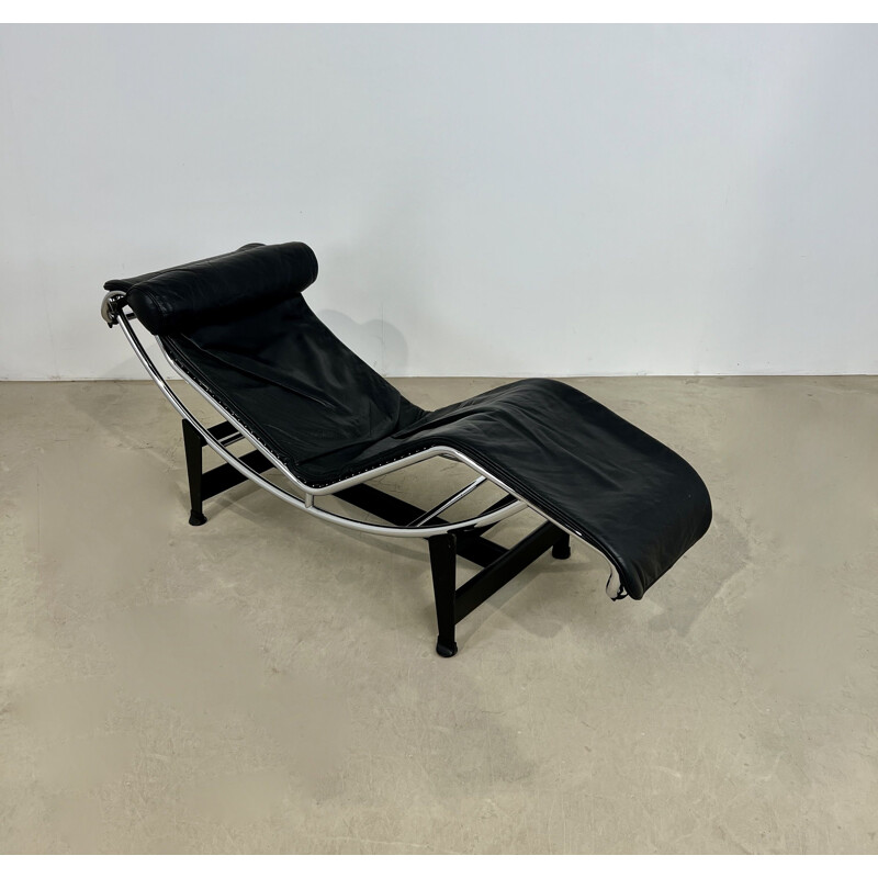 Vintage Lc4 lounge chair in black leather by Le Corbusier for Cassina, 1980