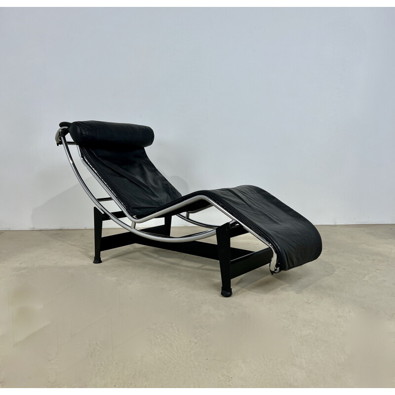 Vintage Lc4 lounge chair in black leather by Le Corbusier for Cassina, 1980