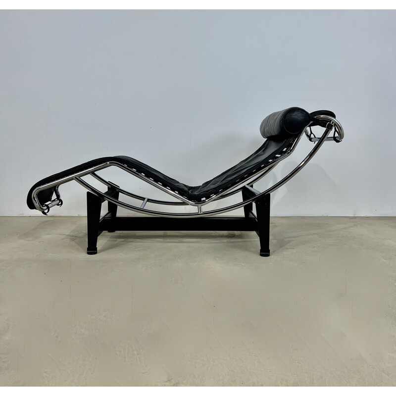 Vintage Lc4 lounge chair in black leather by Le Corbusier for Cassina, 1980
