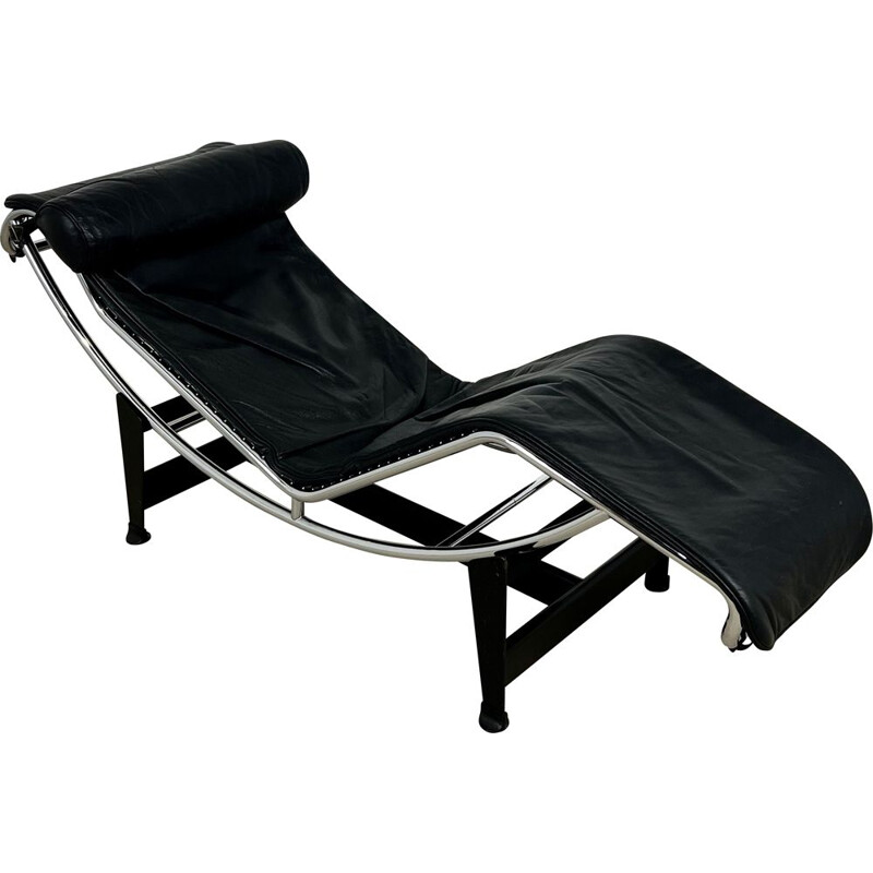 Vintage Lc4 lounge chair in black leather by Le Corbusier for Cassina, 1980