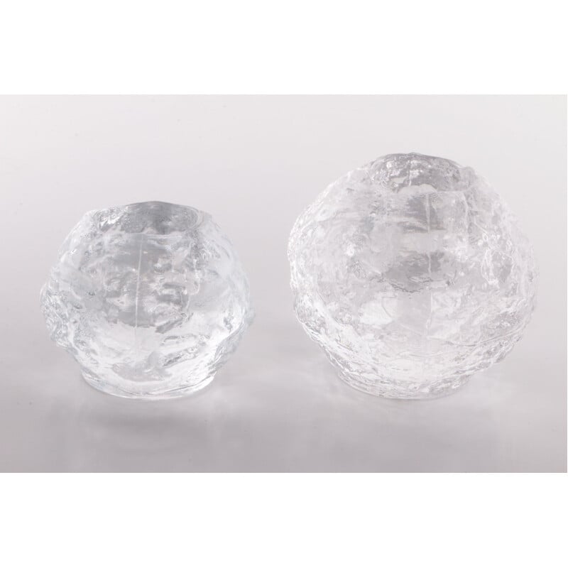 Paar vintage "Snowball" glazen kandelaars van Kosta Boda
