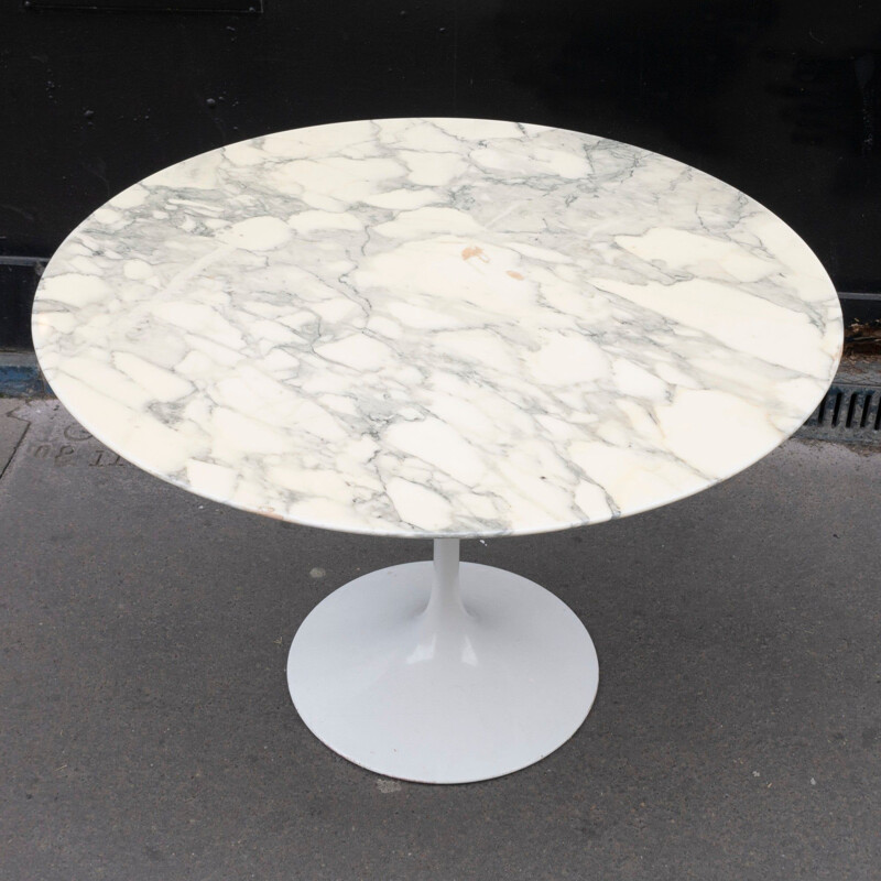 Vintage Tulip round table in Calacatta marble by Eero Saarinen for Knoll