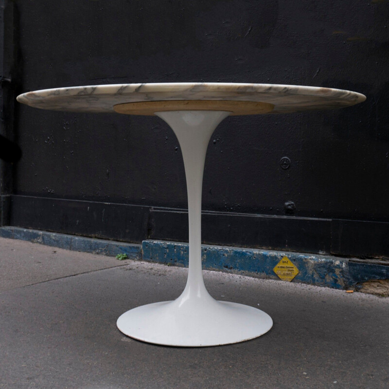 Vintage Tulip ronde tafel in Calacatta marmer van Eero Saarinen voor Knoll