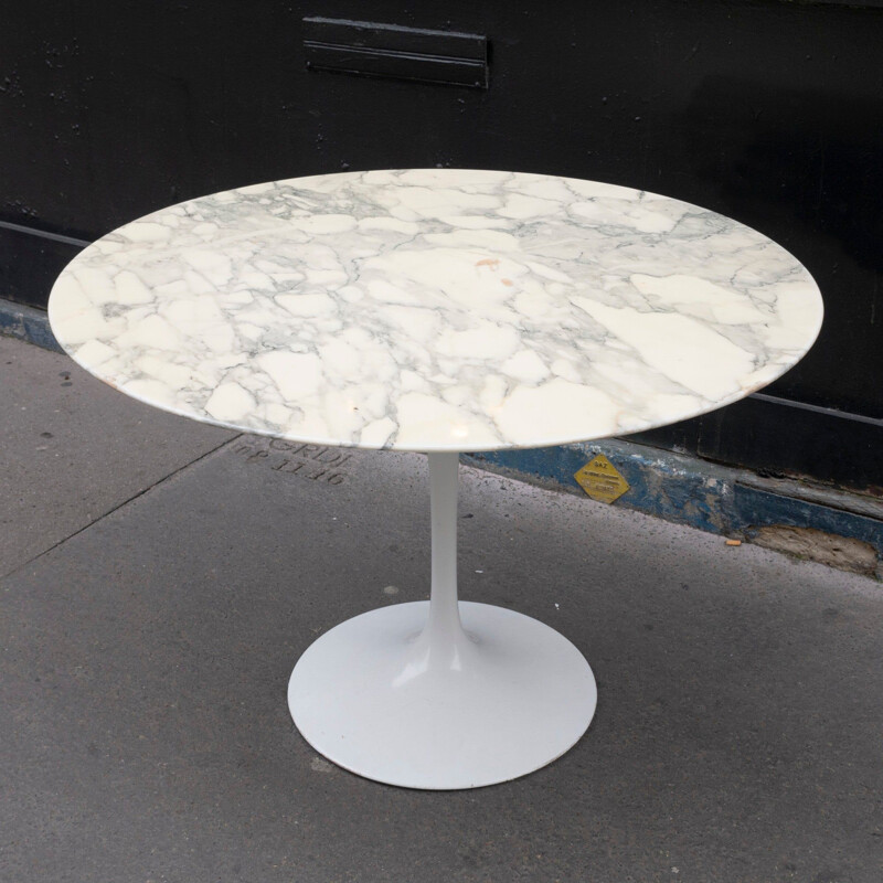 Vintage Tulip ronde tafel in Calacatta marmer van Eero Saarinen voor Knoll