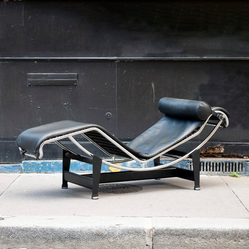 Vintage Lc4 lounge chair in black leather by Le Corbusier for