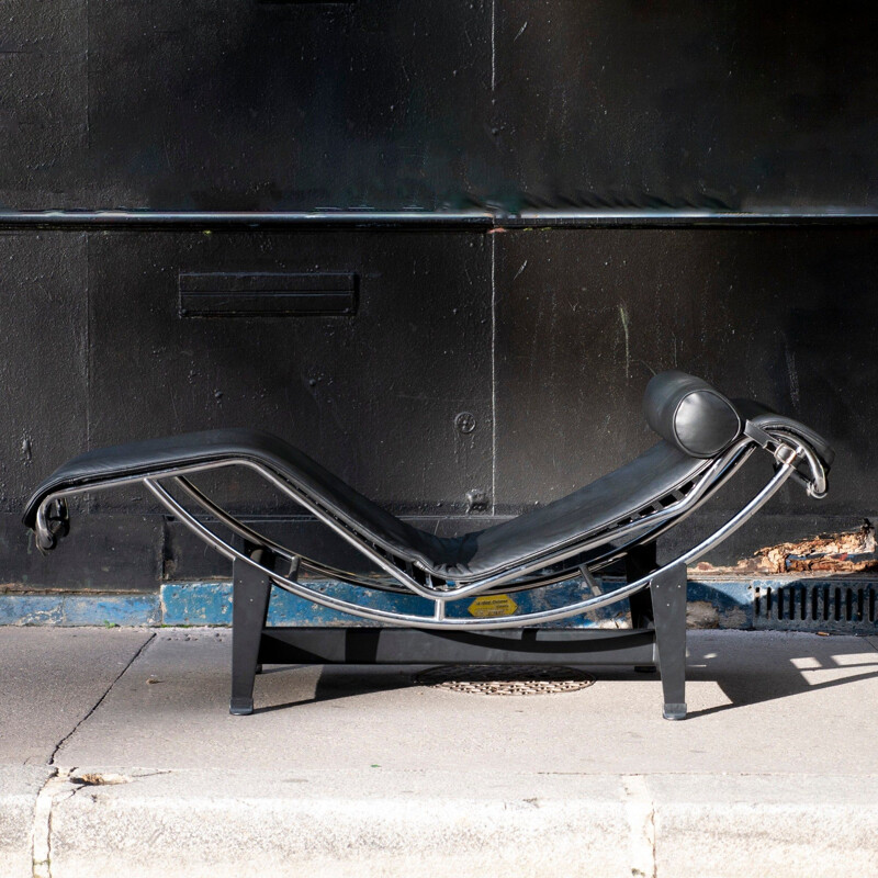Vintage-Lounge-Sessel Lc4 aus schwarzem Leder von Le Corbusier für Cassina, 1995