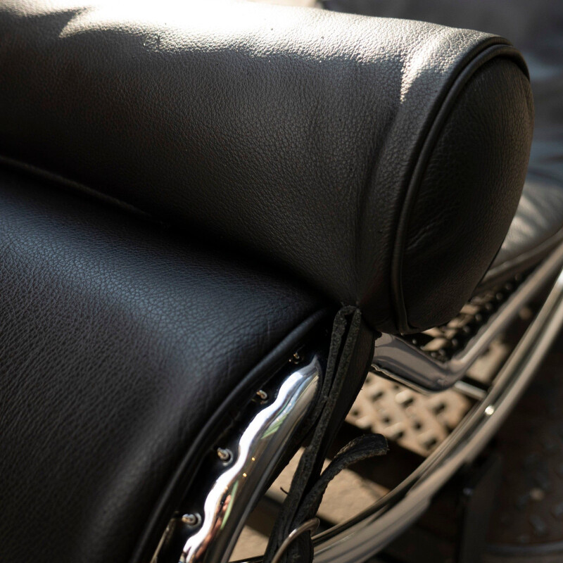 Vintage Lc4 lounge chair in black leather by Le Corbusier for Cassina, 1995