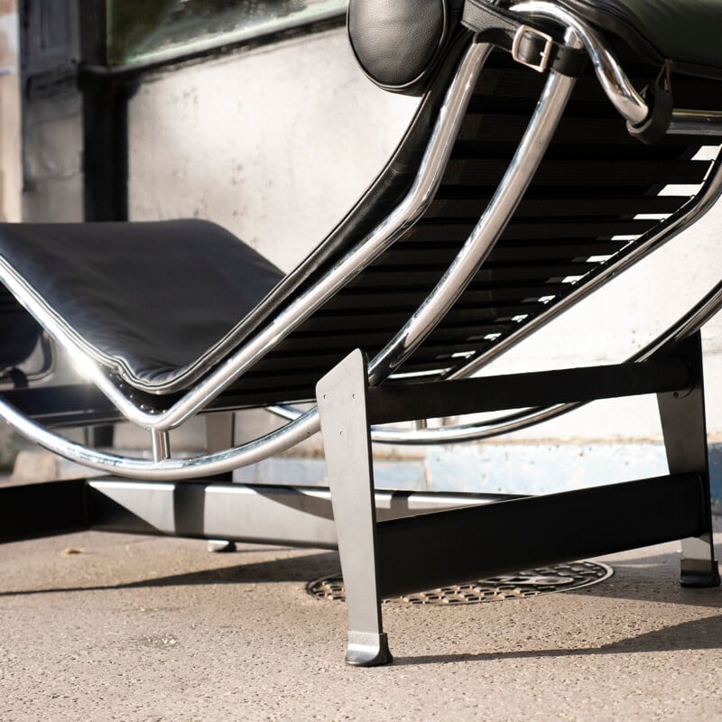 Vintage Lc4 lounge chair in black leather by Le Corbusier for Cassina, 1995