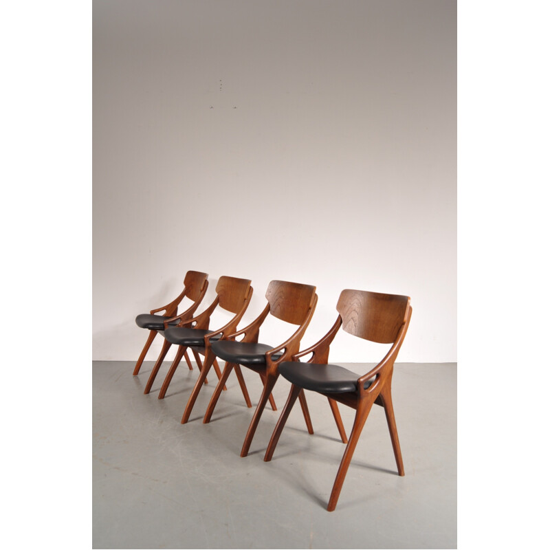Ensemble de 4 chaises à repas, Arne HOVMAND-OLSEN - 1950