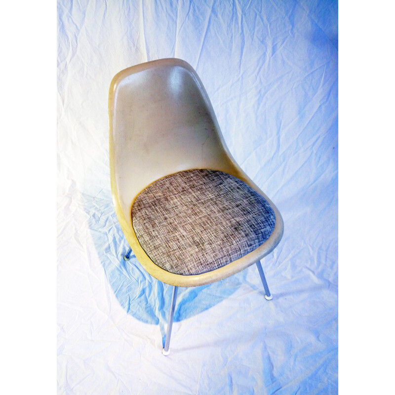 Sedia vintage in fibra di vetro di Eames per Hermann Miller