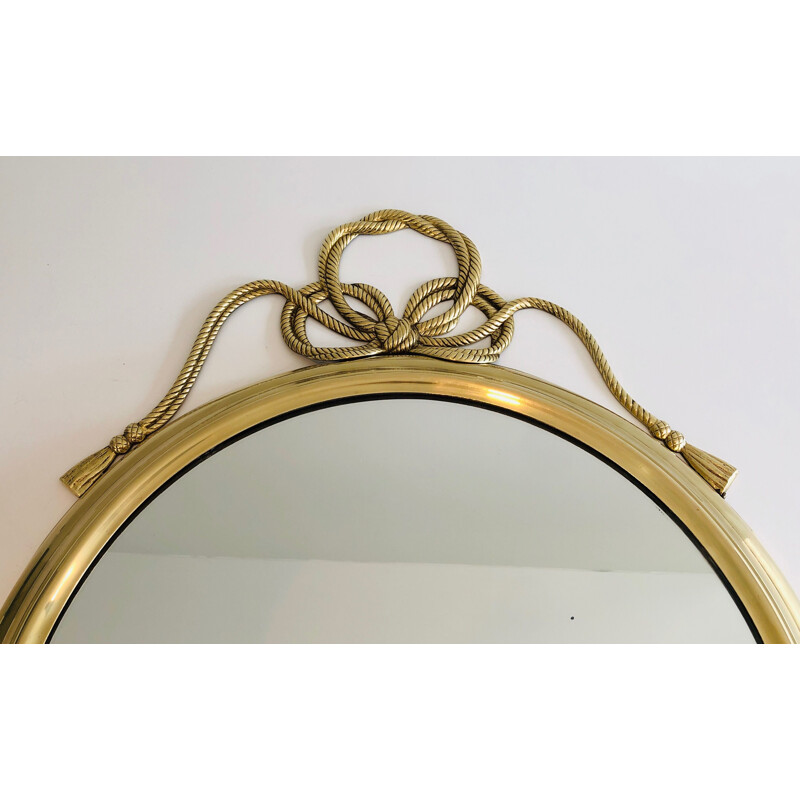 Espejo decorativo vintage ovalado de latón con lazo torcido, Francia 1970