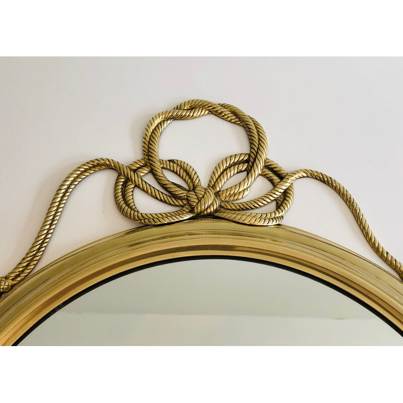 Espejo decorativo vintage ovalado de latón con lazo torcido, Francia 1970