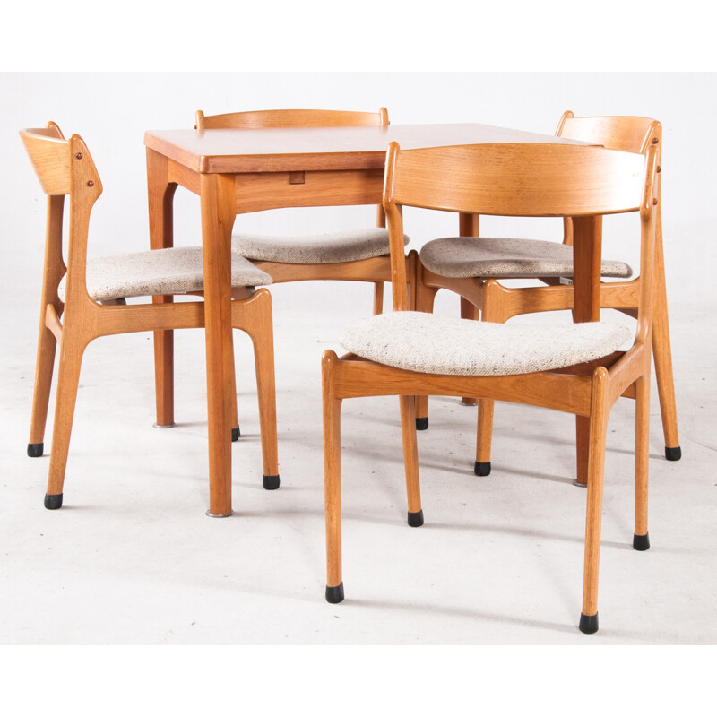 Suite de 4 chaises scandinaves en bois et tissu - 1960