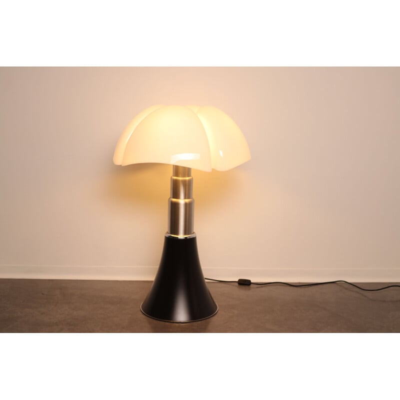 Vintage table lamp "Pipistrello" by Gae Aulenti for Martinelli Luce, Italy