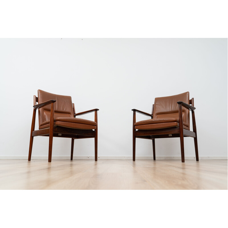 Pair of vintage armchairs model 431 in leather and wood by Arne Vodder for Pander