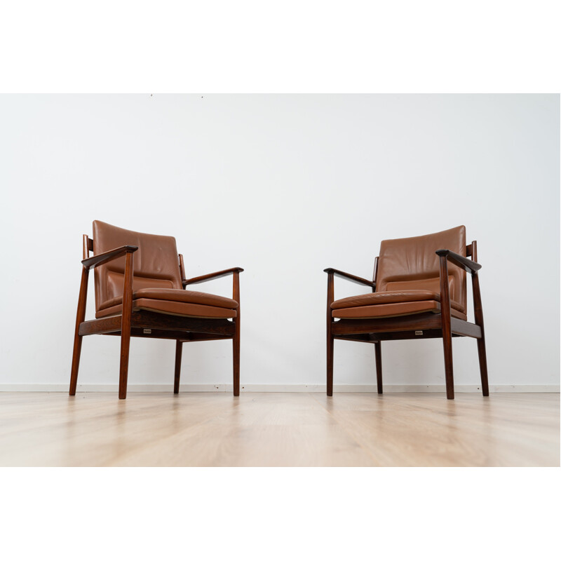 Paire de fauteuils vintage modèle 431 en cuir et bois par Arne Vodder pour Pander