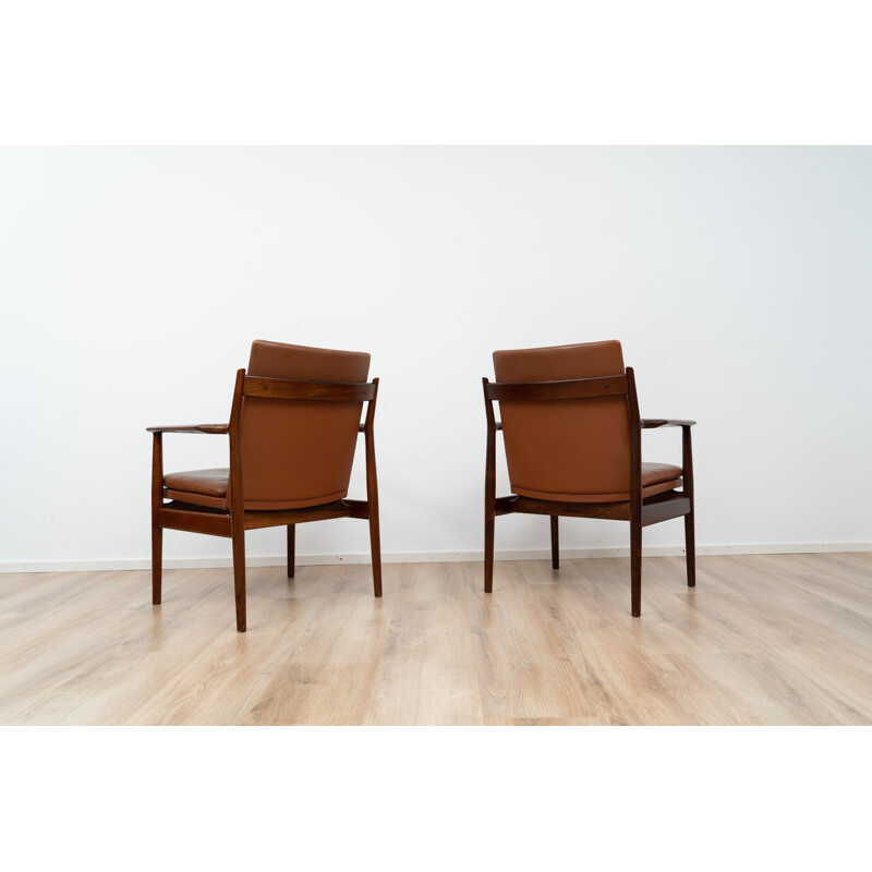 Pair of vintage armchairs model 431 in leather and wood by Arne Vodder for Pander