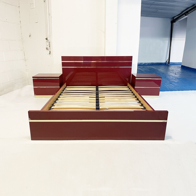 Cama dupla Vintage Hollywood Regency Burgundy com par de mesas de cabeceira por Eric Maville, 1970