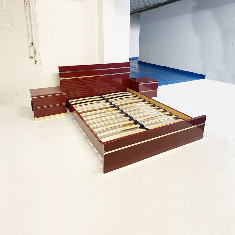 Cama dupla Vintage Hollywood Regency Burgundy com par de mesas de cabeceira por Eric Maville, 1970