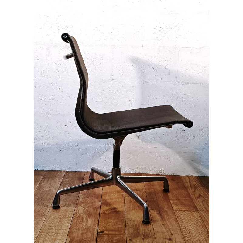 Ensemble de 12 chaises vintage Ea105 en aluminium par Charles & Ray Eames pour Vitra