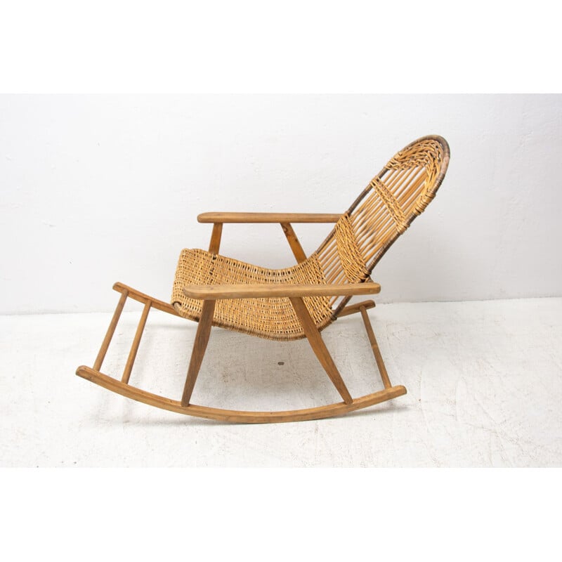 Silla mecedora de mimbre vintage, Checoslovaquia 1960