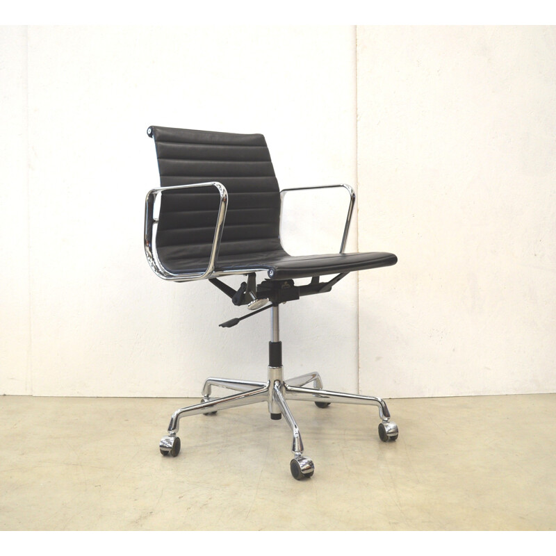 Vitra "EA117" office chair in black leather, Charles EAMES - 2000s