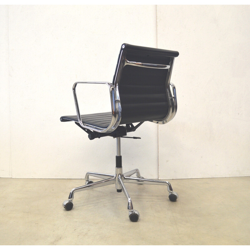 Chaise bureau "EA117" Vitra en cuir noir, Charles EAMES - 2000
