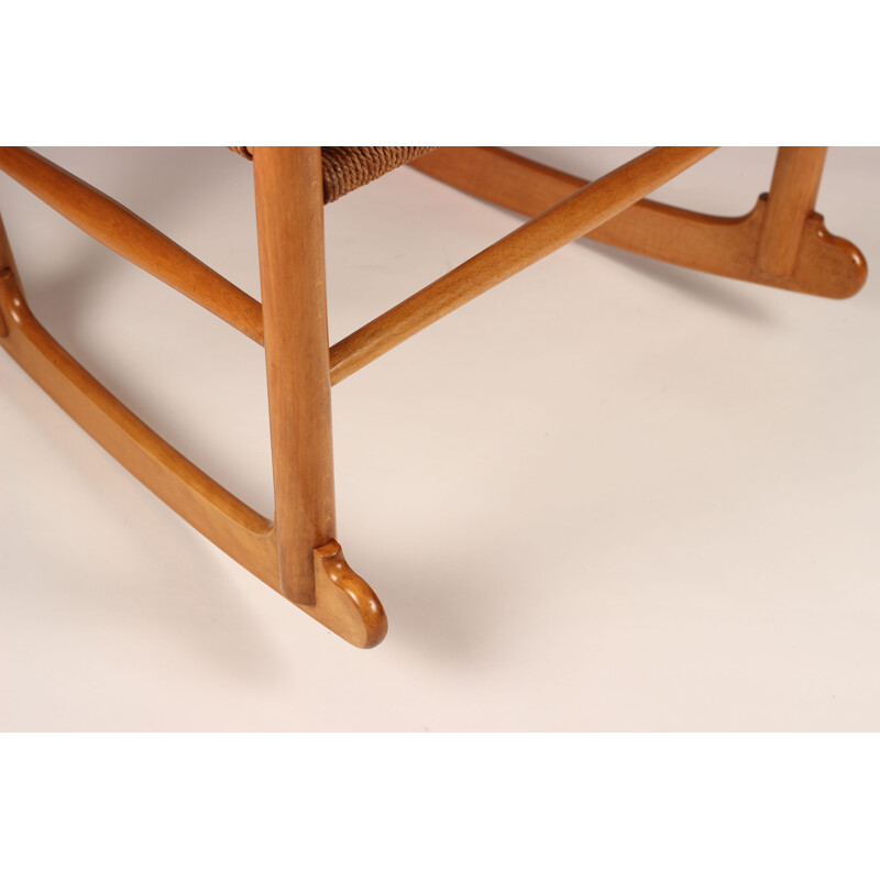 Chaise à bascule scandinave vintage J16 en bois de hêtre et corde danoise  par Hans Wegner