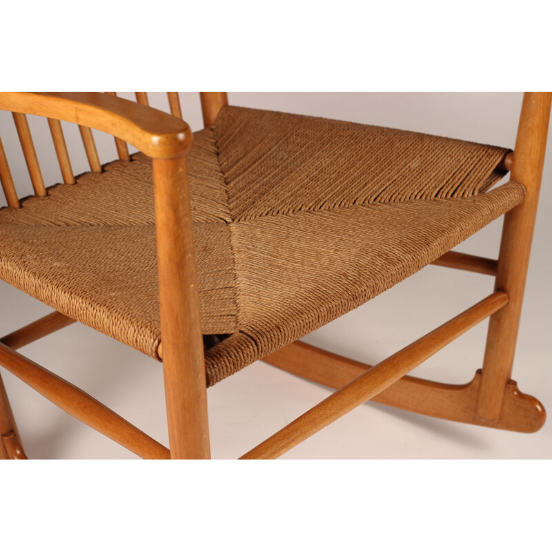 Chaise à bascule scandinave vintage J16 en bois de hêtre et corde danoise par Hans Wegner pour Fdb Moble, 1950