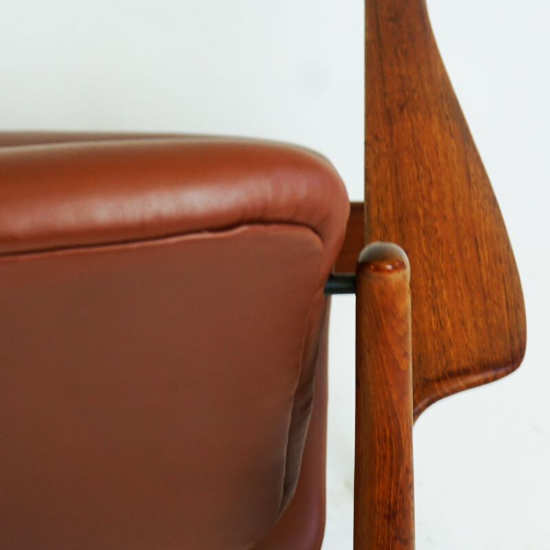 Vintage Deense fauteuil in teak en bruin leer van Finn Juhl voor France et Son