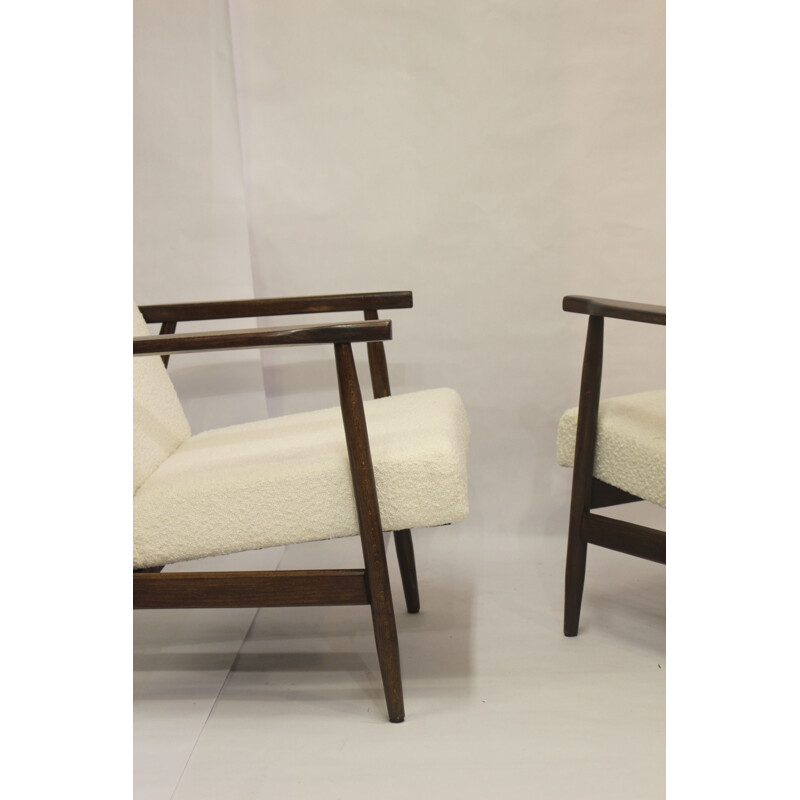Paire de fauteuils vintage en tissu bouclette blanche par Henryk Lis, 1970