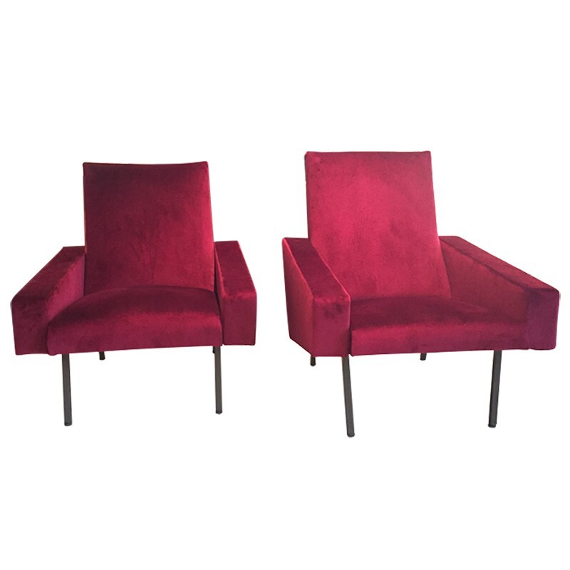 Paire de fauteuils vintage retapissés en velours rouge - 1950
