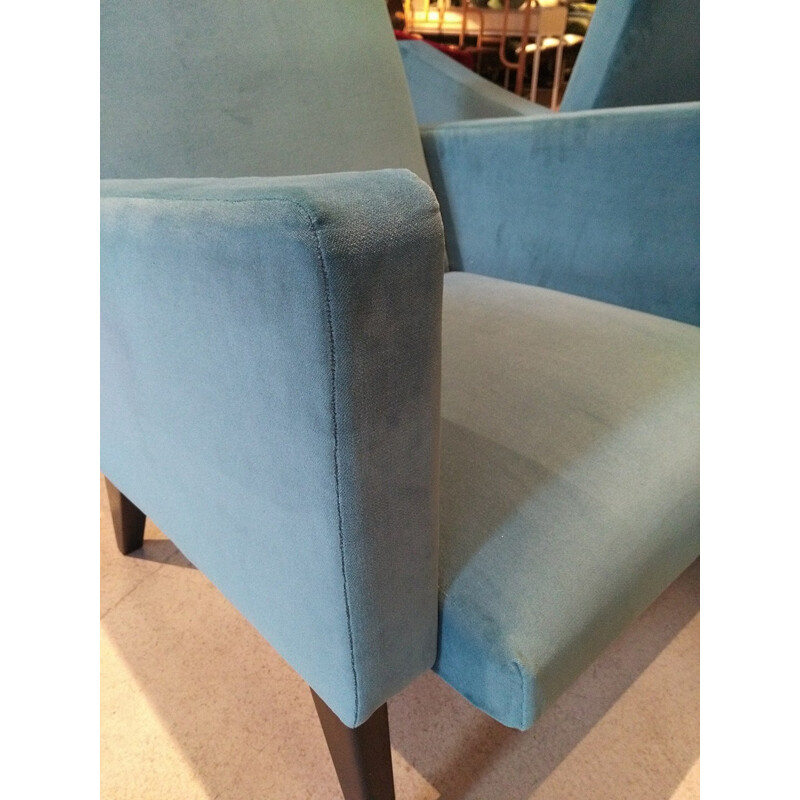 Paire de fauteuils retapissés en velours bleu  - 1950