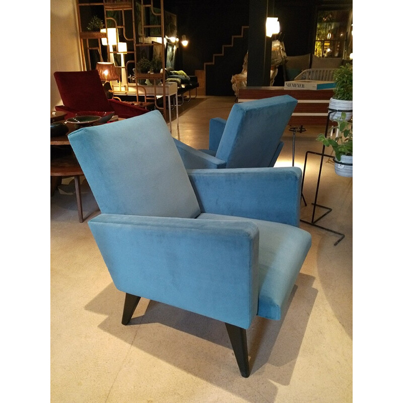 Paire de fauteuils retapissés en velours bleu  - 1950