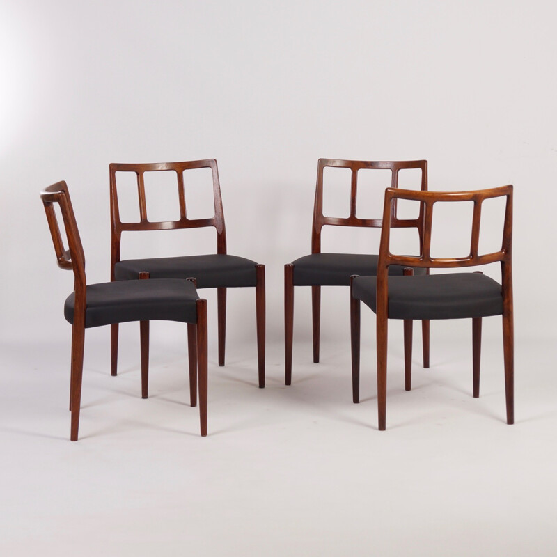 Suite de 4 chaises Uldum Møbelfabrik en palissandre et simili cuir noir, Johannes ANDERSEN - 1960
