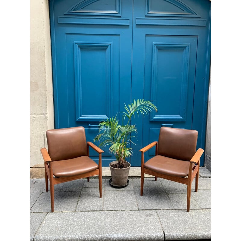 Pair of vintage Diplomats armchairs in brown leather and teak by Fini Juhl for Cado