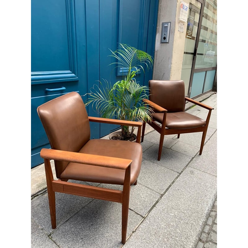 Pair of vintage Diplomats armchairs in brown leather and teak by Fini Juhl for Cado