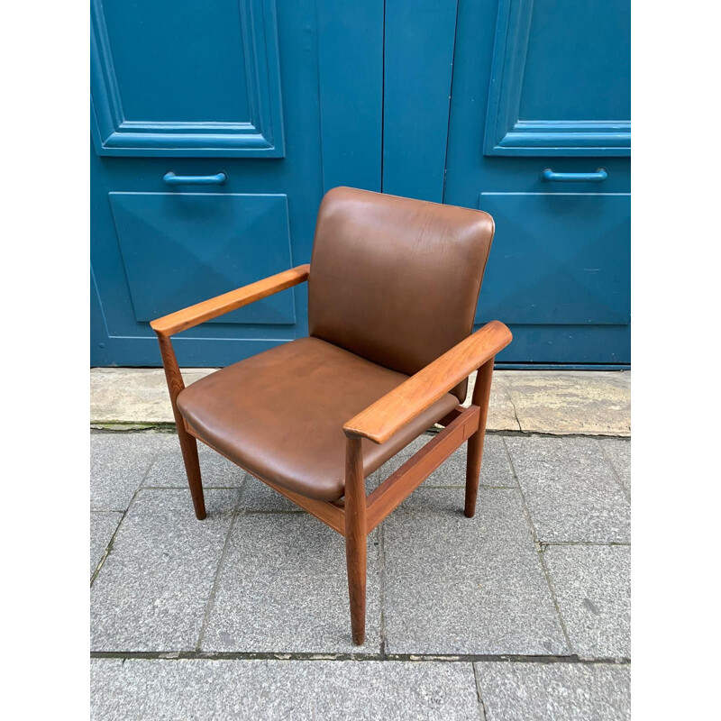 Pair of vintage Diplomats armchairs in brown leather and teak by Fini Juhl for Cado